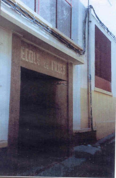 06 ECOLE JULES RENARD 2002 L ENTREE DONNANT SUR LE PASSAGE.JPG
